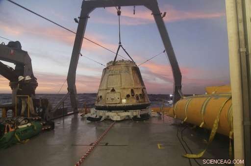 SpaceX Announces Two-Person Lunar Mission for Next Year