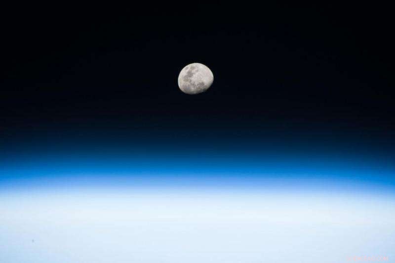 NASA Astronaut Captures Stunning Moonrise from the International Space Station