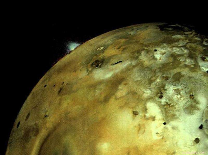 After 40 Years, Voyager Probes Remain in Contact with Australia from the Solar System s Edge