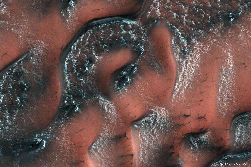High‑Resolution View of Snowy Martian Dunes Captured by HiRISE