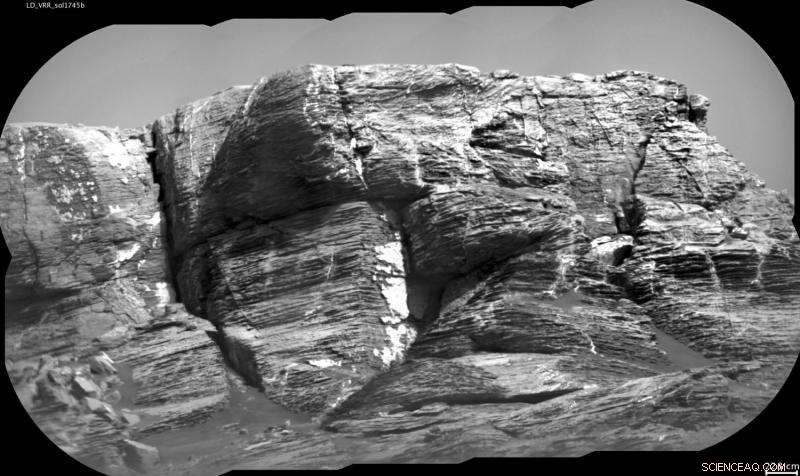 Curiosity Rover Ascends Vera Rubin Ridge Toward Summit