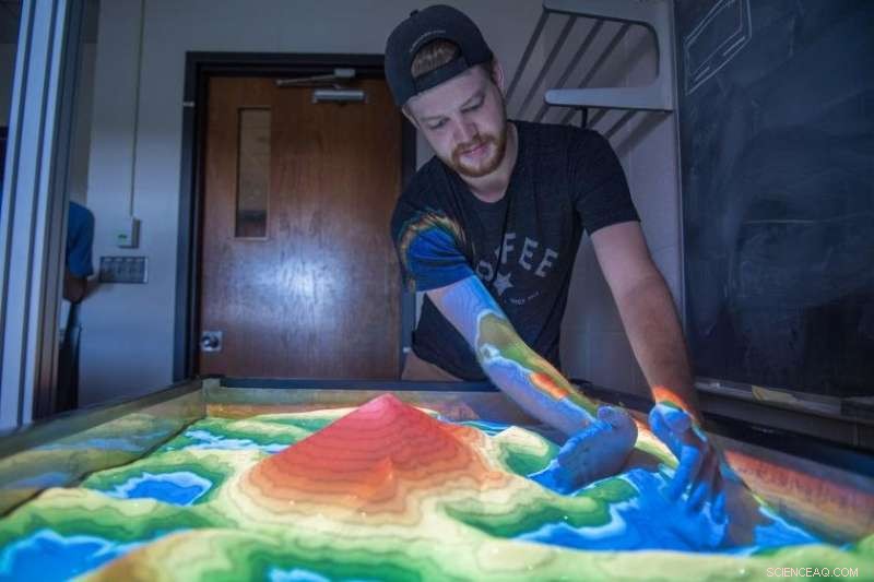 Iowa Physics Dept. Builds AR Sandbox to Demonstrate Gravity