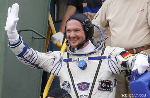 Astronaut Surprises Kraftwerk Concert, Performs Duet from Space
