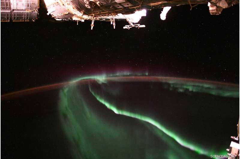Aurora From Space: Stunning ISS View by Astronaut Alexander Gerst