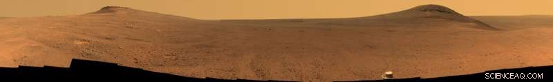 Opportunity Rover Basks in Clear Martian Skies