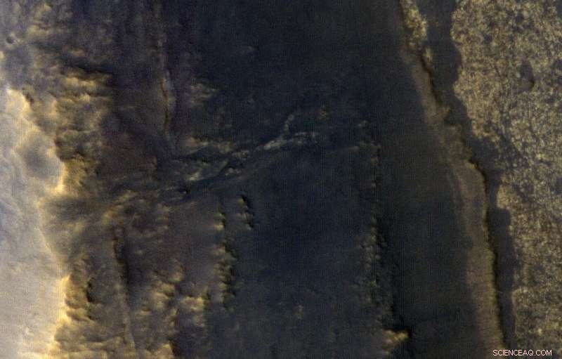 Opportunity Rover Shines Through Dust Storm in New HiRISE Image