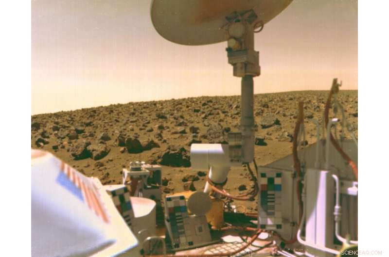 Chlorate‑Rich Martian Soil Holds Clues to Hidden Briny Water