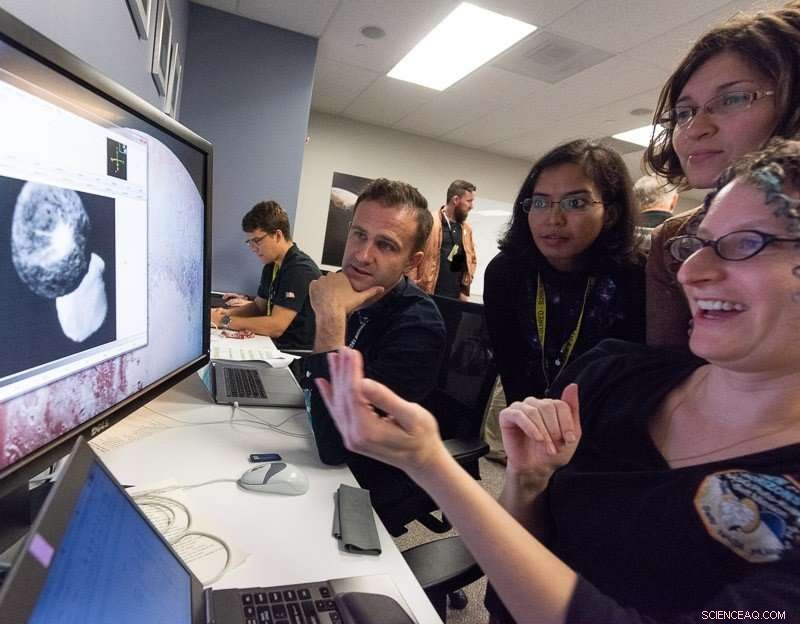 New Horizons Crew Rehearses for New Year s Flyby