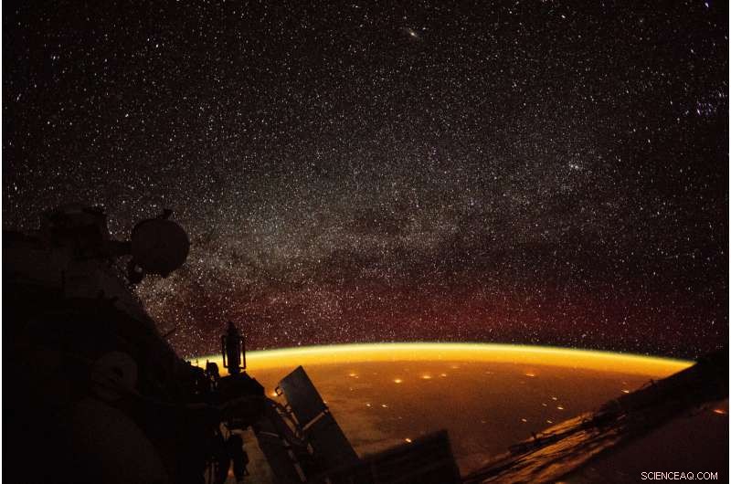 Stunning ISS Photo: Earth Covered in Airglow