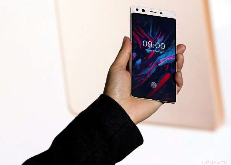 Mobile Phone Industry s Passionate Marketing Shines at Barcelona Trade Fair