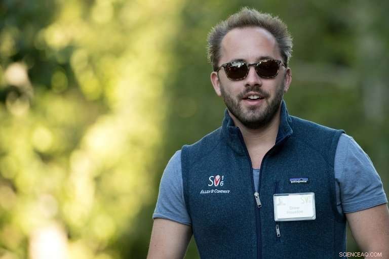 Dropbox Targets $748 Million in IPO