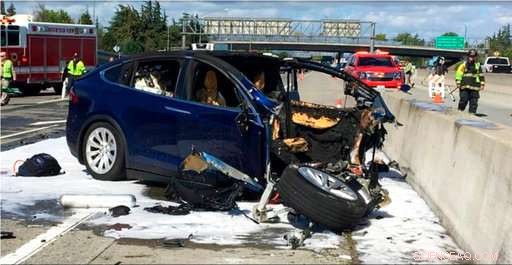 Tesla and Federal Regulators Clash Over Release of Fatal Crash Details