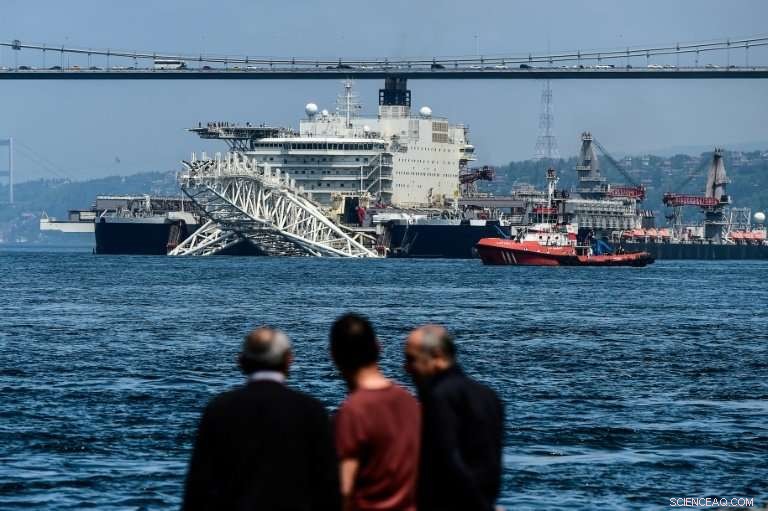 Pioneering Spirit Navigates Bosphorus After Completing Russia‑Turkey Gas Pipeline