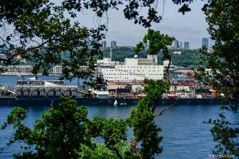 Pioneering Spirit Navigates Bosphorus After Completing Russia‑Turkey Gas Pipeline