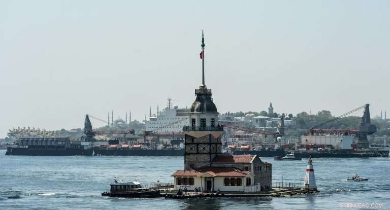 Pioneering Spirit Navigates Bosphorus After Completing Russia‑Turkey Gas Pipeline