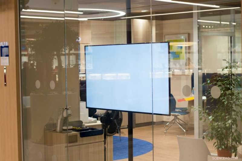 Smart Windows: Merging Solar Panels, Displays, and Energy Efficiency