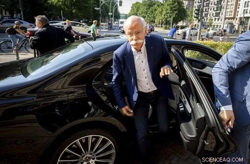 Germany Sets Deadline for Daimler to Fix Diesel Van Emission Controls