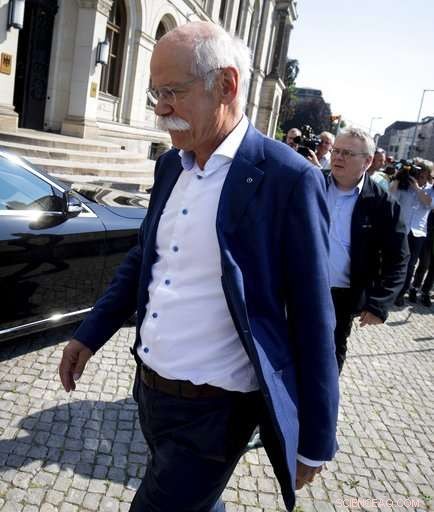 Germany Sets Deadline for Daimler to Fix Diesel Van Emission Controls