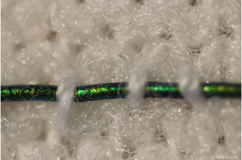 MIT Engineers Develop Color‑Changing Compression Bandage Using Photonic Fibers