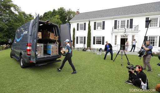 Amazon Adds Delivery Vans to Expand Shipping Reach