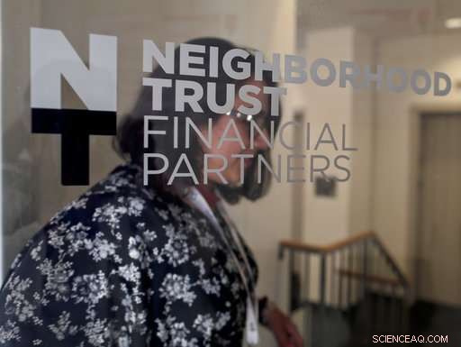 Latino-Friendly Financial Apps Simplify Stock & Bond Investing