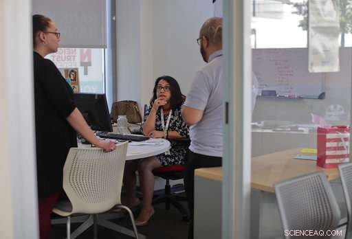 Latino-Friendly Financial Apps Simplify Stock & Bond Investing