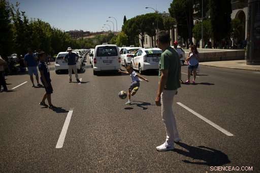 Spain s Taxi Drivers Block Streets Over Ride-Hailing Services