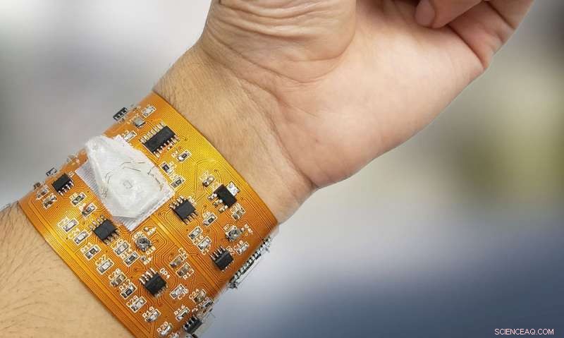 New Smart Wristband Links to Smartphones for Real‑Time Health and Environmental Monitoring