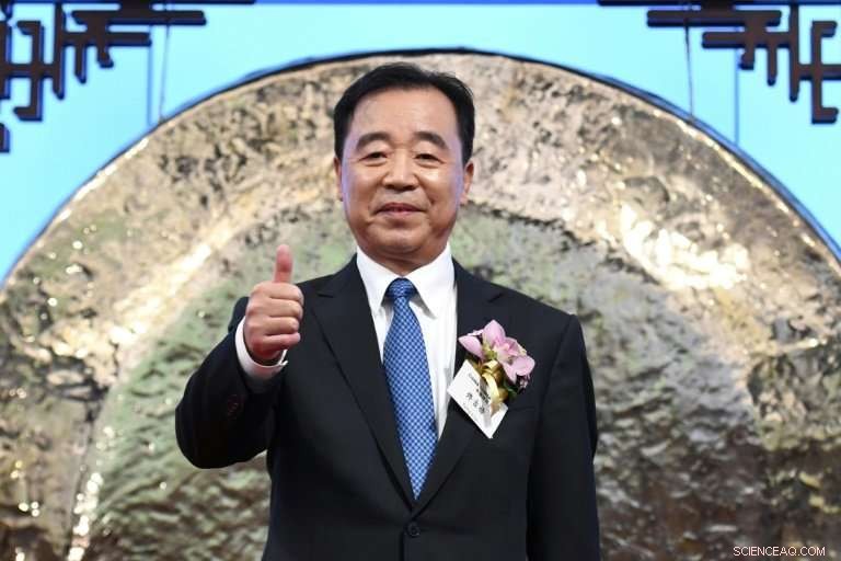 China Tower Debuts on Hong Kong Stock Exchange, Trades Flat on Opening Day