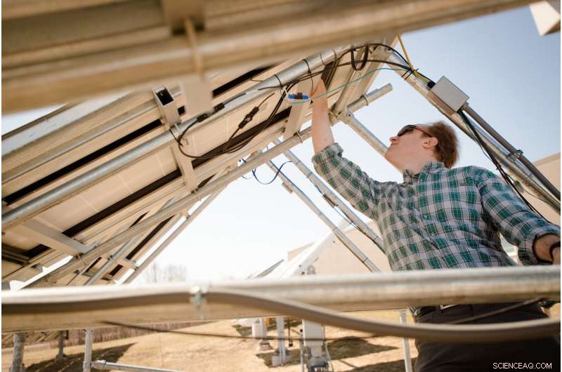 Innovative Silicon Etching Technique Cuts Solar Power Costs by Over 10%