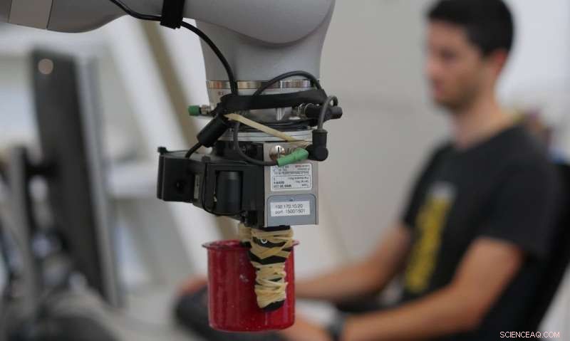 Kuka Robot with DON System Grabs Any Object After Visual Inspection