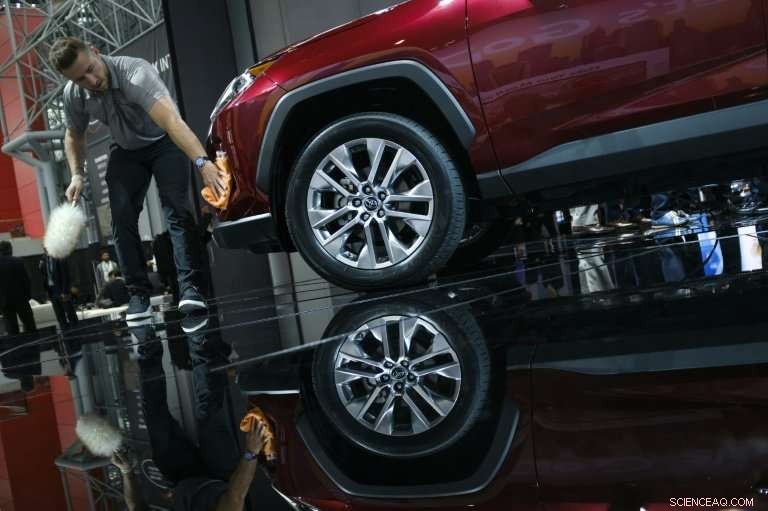 US Retail Spending Slows as Auto Sales Decline in August