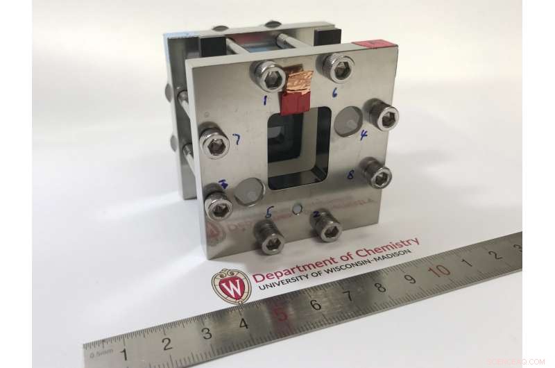 Revolutionary Solar Flow Battery Combines Photovoltaic Cells and Energy Storage for Off-Grid Power