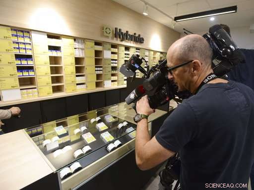 Canada Becomes the World s Largest Legal Marijuana Marketplace