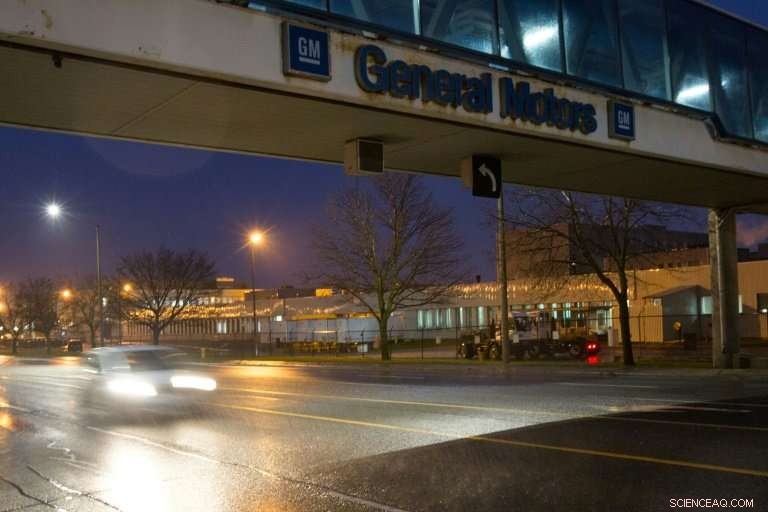 Canadian Workers Protest GM Plant Closure, Demand Accountability