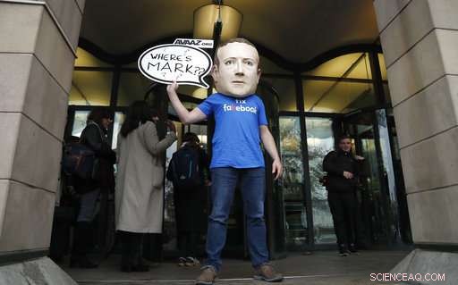 Global Lawmakers Question Facebook Executive; Zuckerberg Misses Hearing