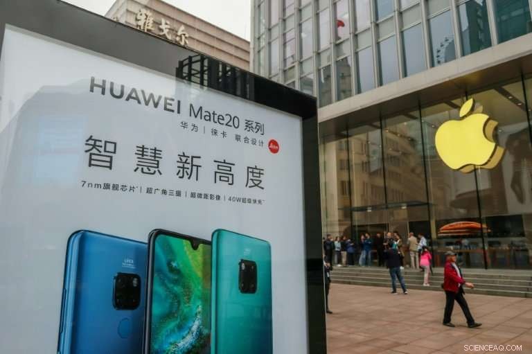 Apple Stores Persist in Selling iPhones in China Despite Court-Mandated Ban