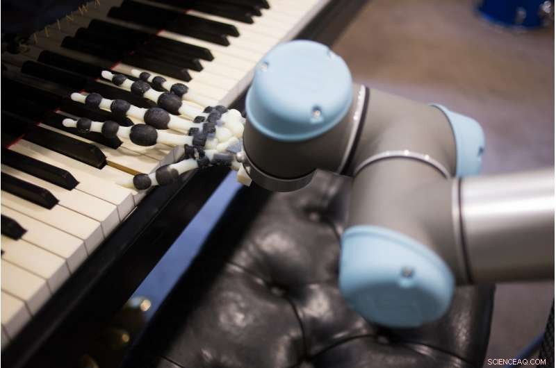 3D‑Printed Robot Hand Masterfully Plays the Piano