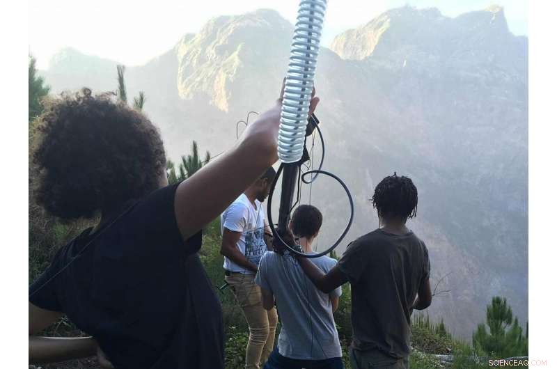 Hyperlocal Radio: DIY Networks Deliver Community‑Focused Information Directly to Your Home