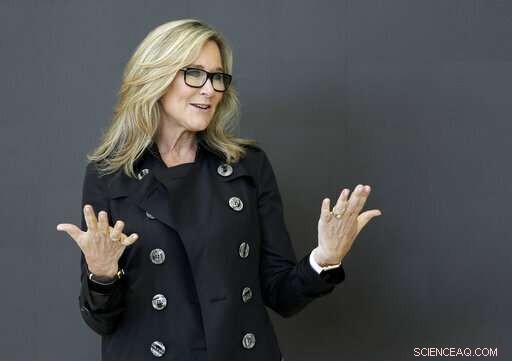 Apple s Senior Retail Executive Announces Departure Amid iPhone Sales Decline