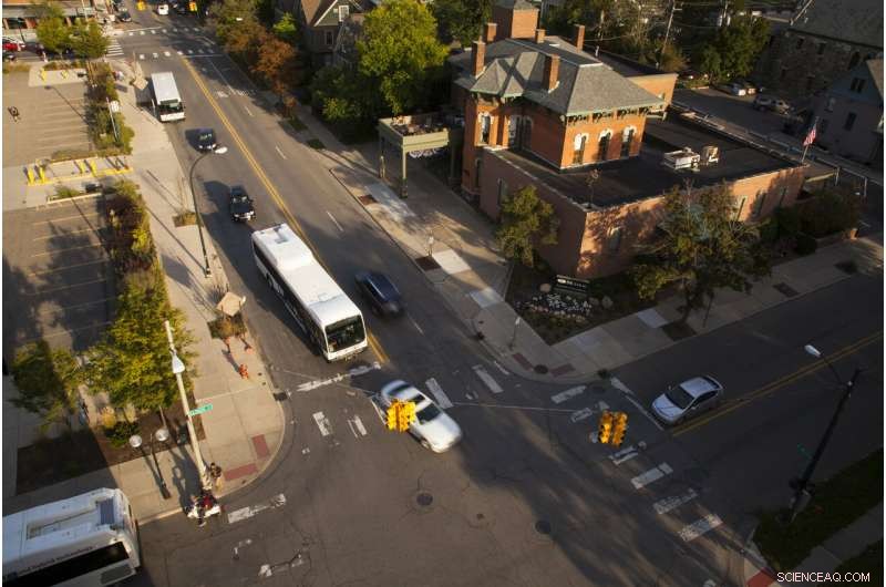 Air Traffic Control Systems Could Accelerate Driverless Car Deployment