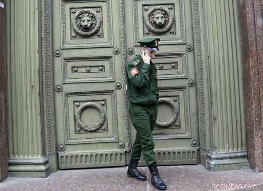 Russia Enacts Bill Prohibiting Soldiers From Using Smartphones