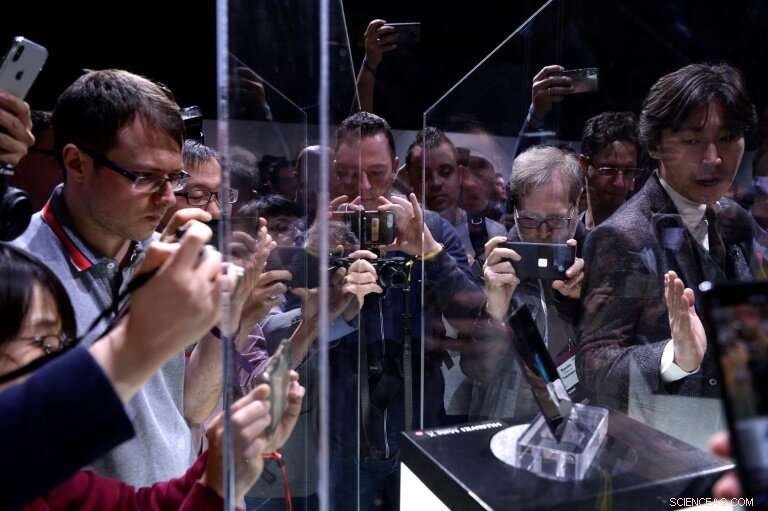 Huawei Brings U.S. Spying Debate to World Mobile Expo