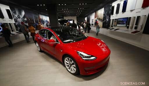 Tesla Closes Physical Stores to Keep Model 3 at $35,000