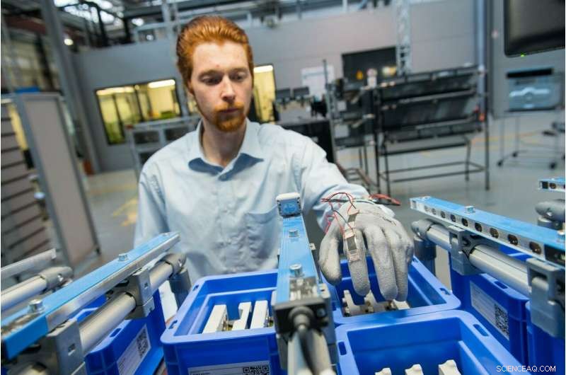 Revolutionizing Industry 4.0: Smart Glove Bridges Physical and Digital Worlds