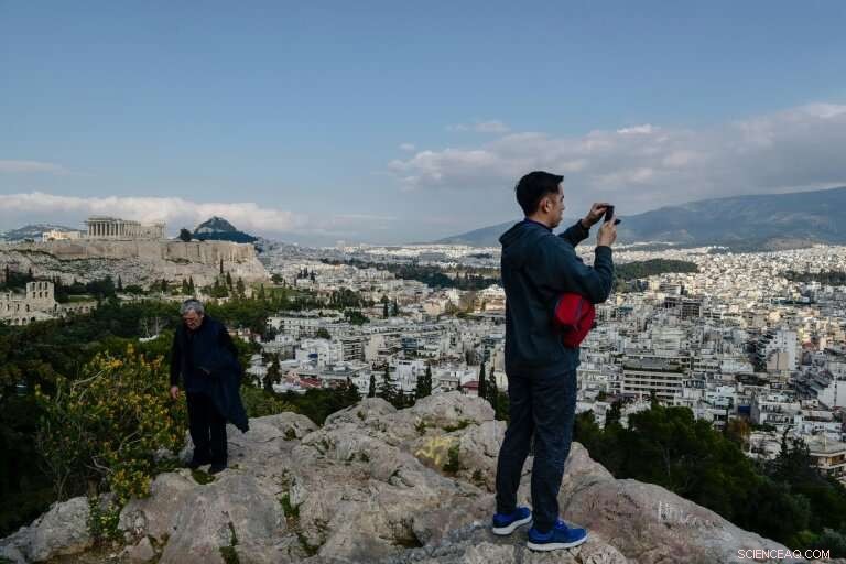 Greek Homes Revitalize: Airbnb s Growing Presence Across the Islands