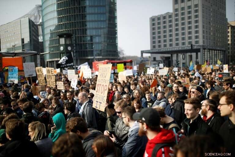 Polish Newspapers Print Blank Front Pages to Protest EU Copyright Reforms