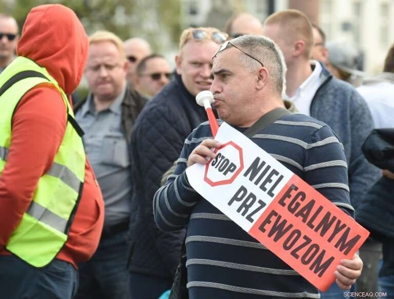 Hundreds of Warsaw Taxi Drivers Rally Against Uber, Demanding Fair Competition