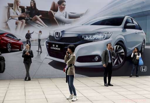 EV Makers Attract Chinese Buyers with Extended Range and Premium Features