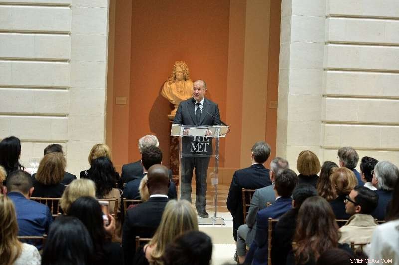 Apple Faces Uncertainty as Design Chief Jony Ive Departs